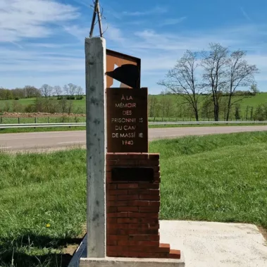 Découpe et soudure d'acier Corten sur une plaque commémorative